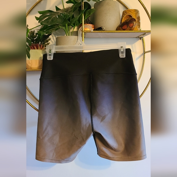 Good American Ombre Bike Shorts - Picture 4 of 6